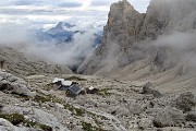 74 Dal Passo ci abbassiamo al Rifugio Mulaz (2560 m)